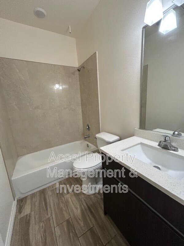Alton Condo: 1012 W La Pointe