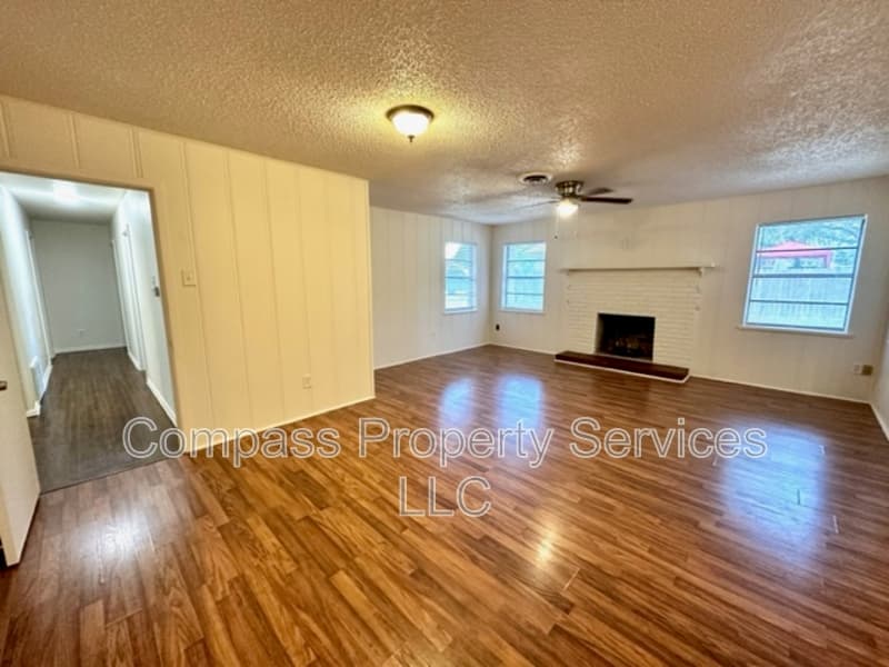Waco House: 1400 Royal Oaks Dr.