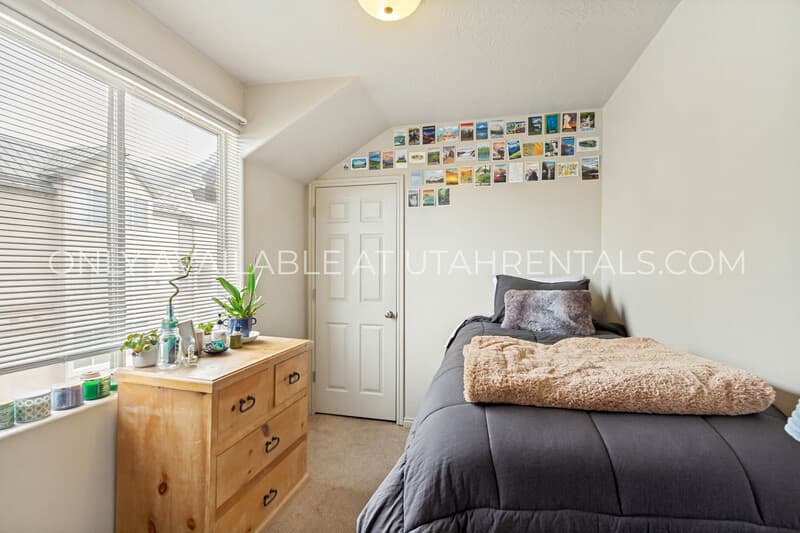 Provo House: 866 E 700 N