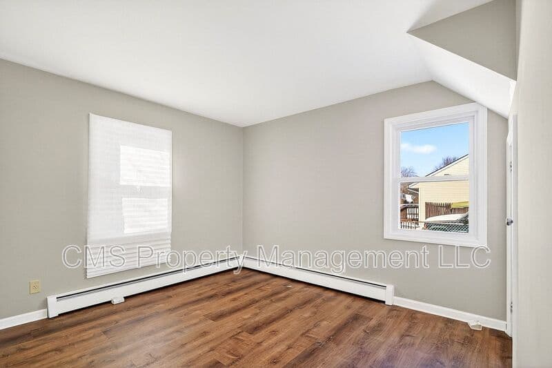 Old Bridge House: 24 Steinhardt Ave