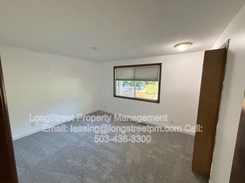 Salem House: 869 Meadowlawn Dr SE