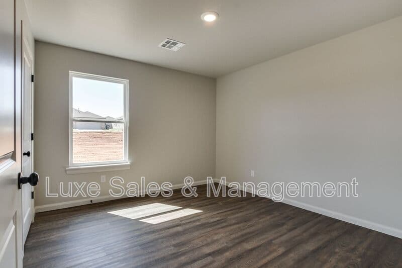 Edmond House: 400 Keiths Way