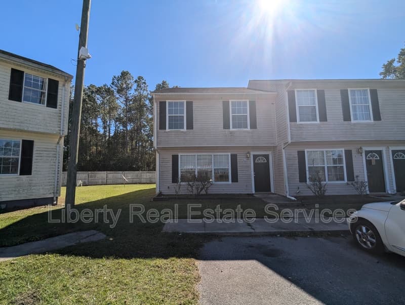 Hinesville House: 1100 Pineland Ave