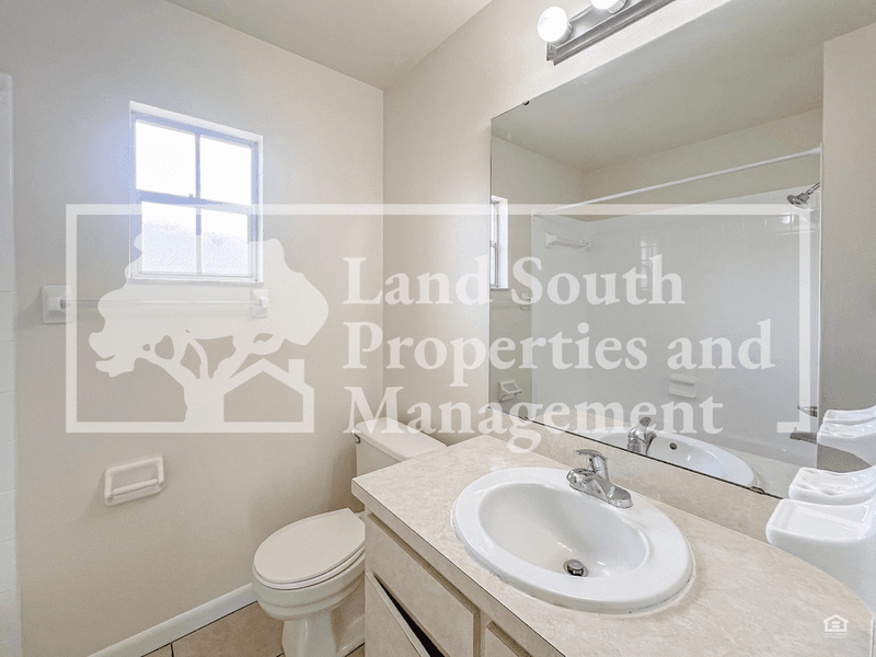 Lakeland House: 5825 Charlton Drive