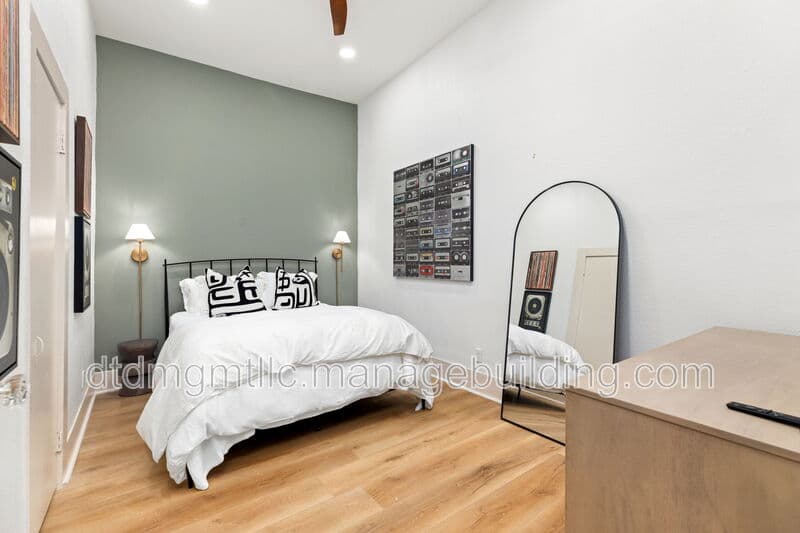 San Antonio Condo: 110 East Craig Place