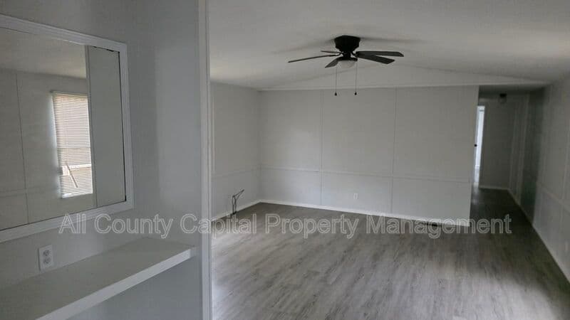 Smithville House: 1113 Colorado Dr 10