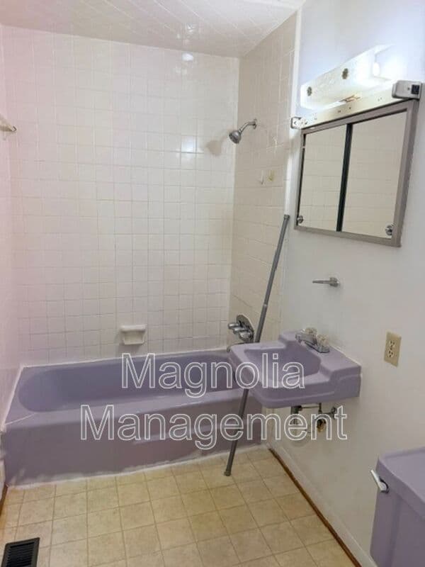 Henderson Condo: 1932 Oxford Rd