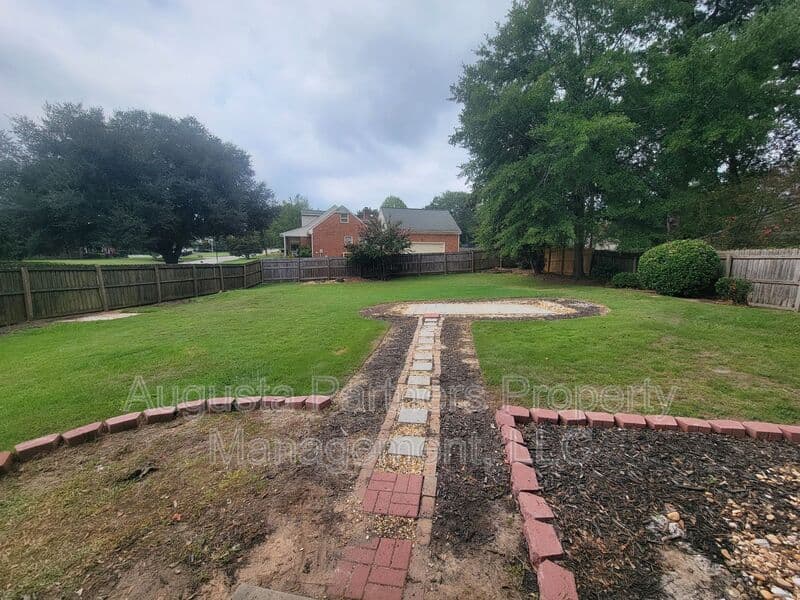 Martinez House: 288 Wakefield Ln S