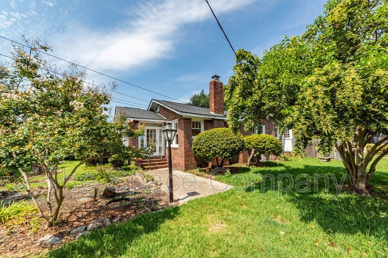 Charleston House: 25 8th Avenue