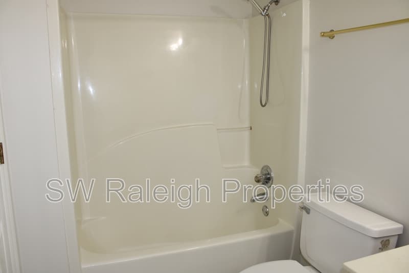 Fuquay-Varina House: 1400 Squire Ridge Drive