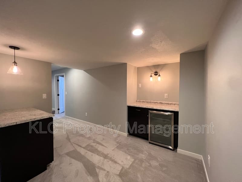 Clive House: 15104 Hawthorn Drive