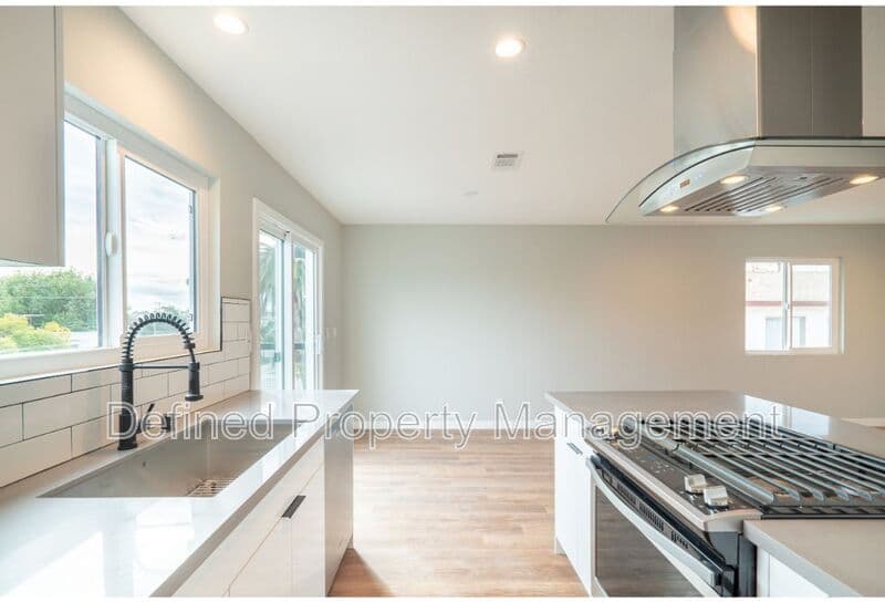 Los Angeles Condo: 5847 Willoughby Avenue