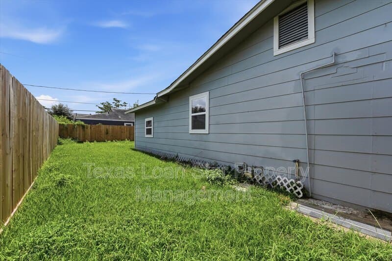 Houston House: 2281 Des Jardines St