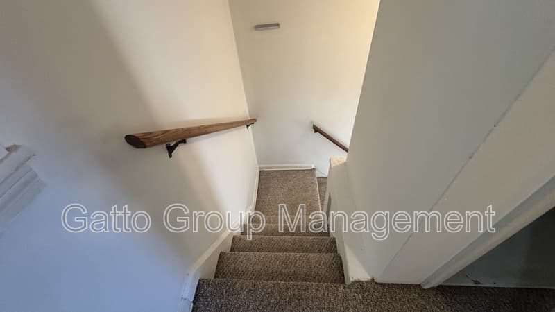 Middlefield House: 15989 Mill St
