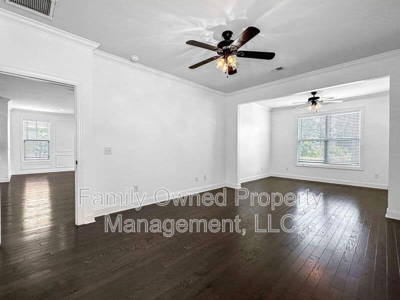 Summerville House: 128 Whaler Ave