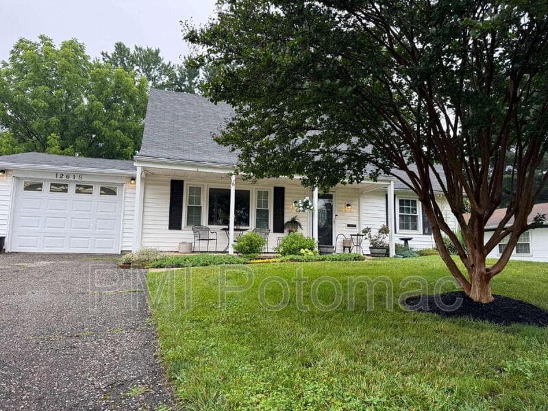 Bowie House: 12618 Kavanaugh Ln