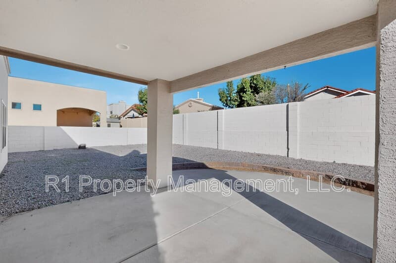 Rio Rancho House: 233 Nicklaus Drive Southeast