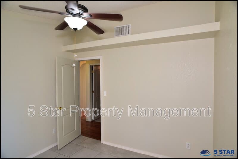 El Paso House: 14325 Island Point Drive