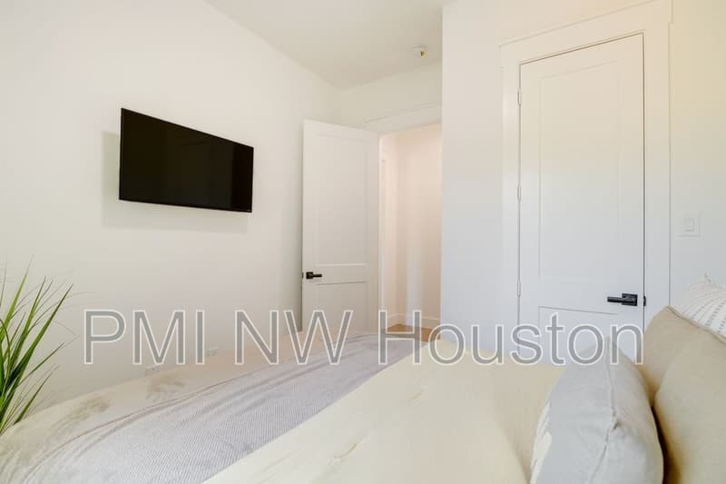 Houston House: 4706 Market St