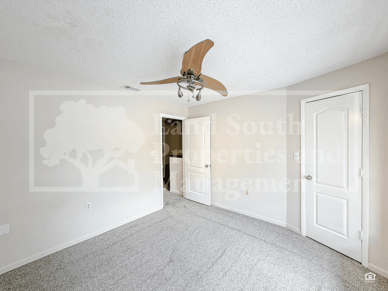 Lakeland House: 4948 Market Square