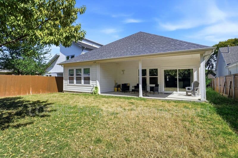 Fort Worth House: 2809 W Bewick St