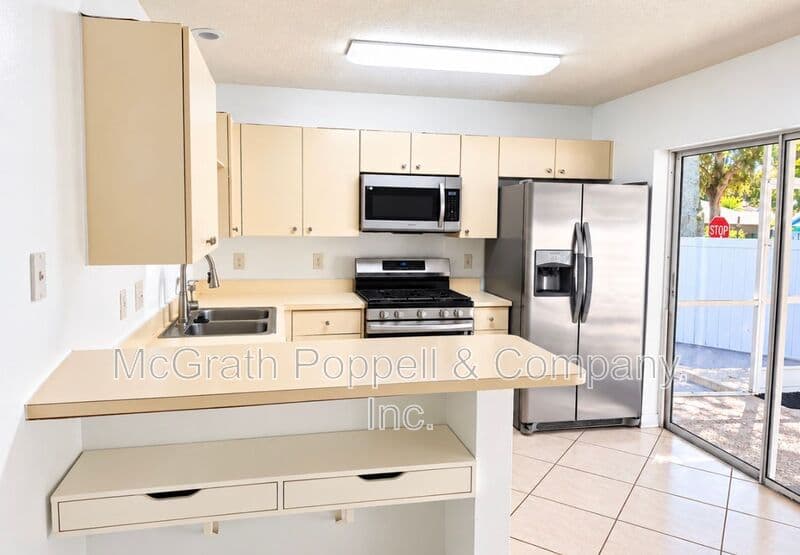 VALRICO House: 516 CAPE COD CIR