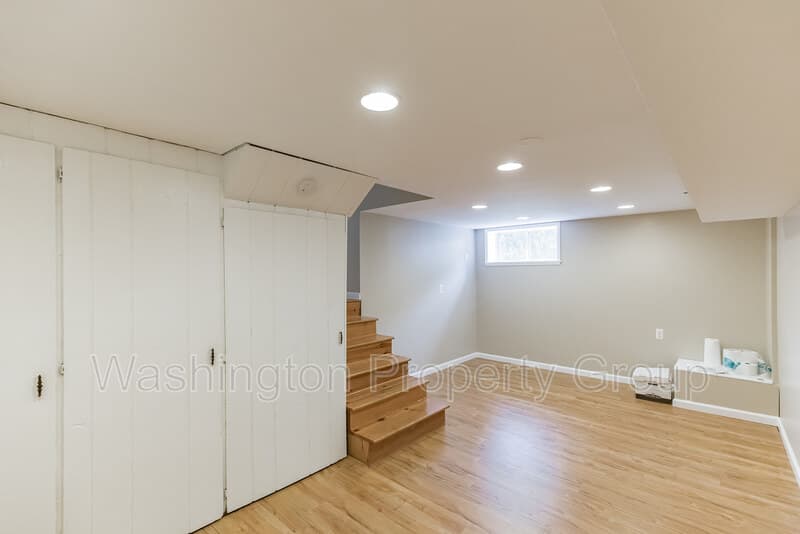 Fairfax House: 4232 Linden St