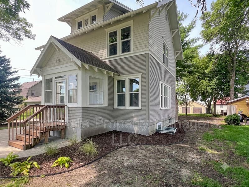 Albert Lea House: 711 Clausen Avenue