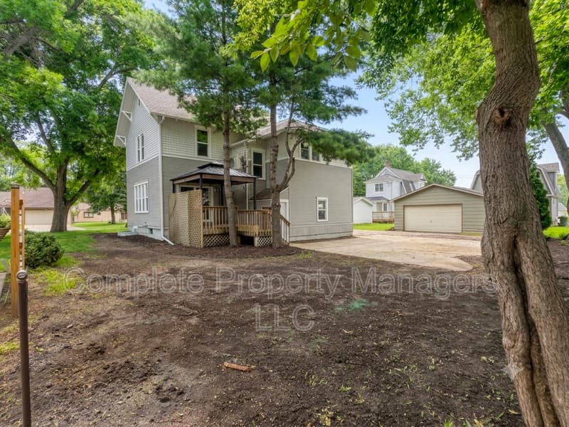Albert Lea House: 711 Clausen Avenue