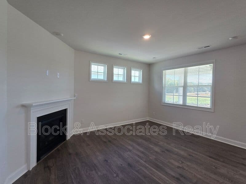 Jamestown House: 304 Sefton Drive