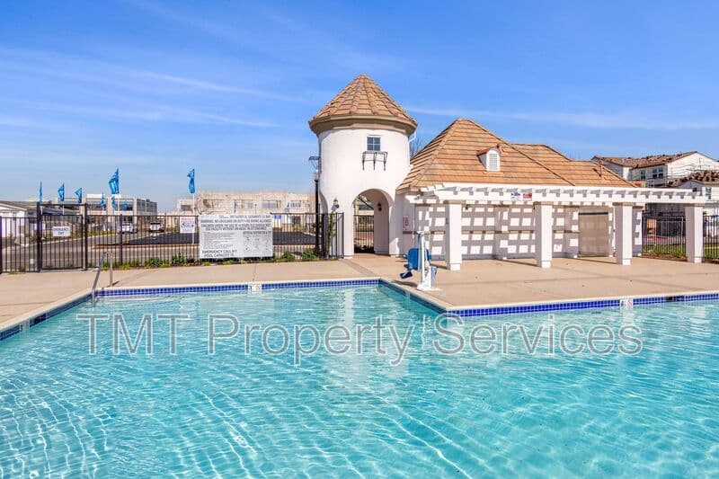 Sacramento Townhome: 23 Advantage Court