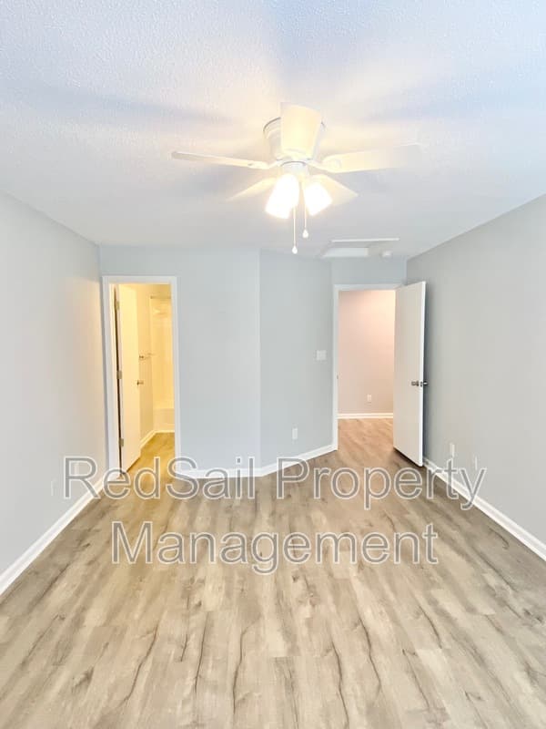 Williamsburg House: 305 Settlement Dr