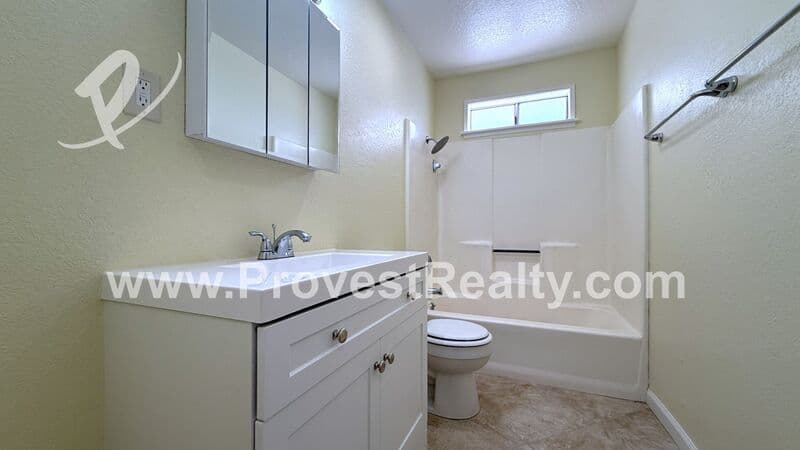 Apple Valley House: 12406 Pawnee Rd