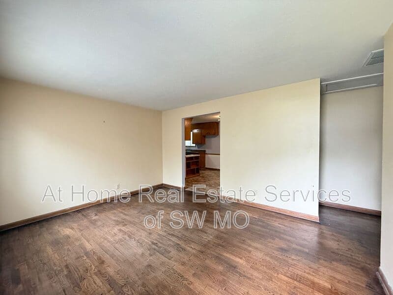 Springfield House: 711 N Forest Ave