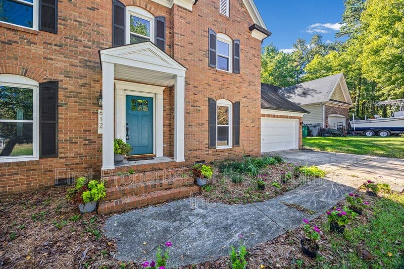 Charlote House: 612 Grays Creek