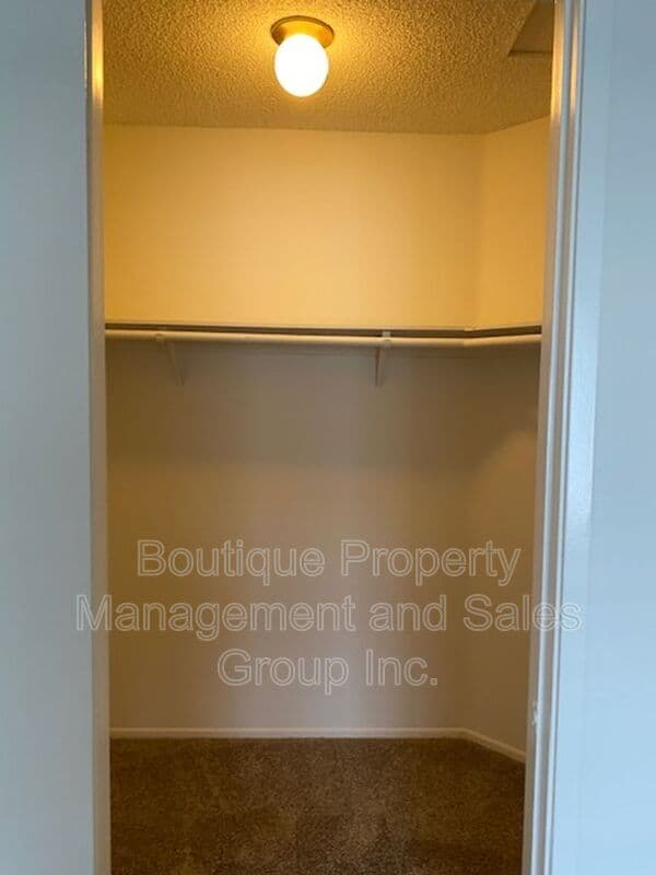 Irvine House: 44 Timber Run