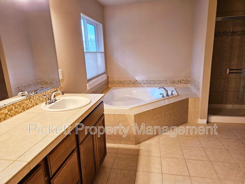Poulsbo House: 2614 NE Noll Valley Loop