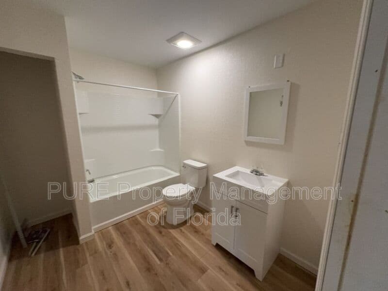 Williston House: 11330 NE 66th Lane