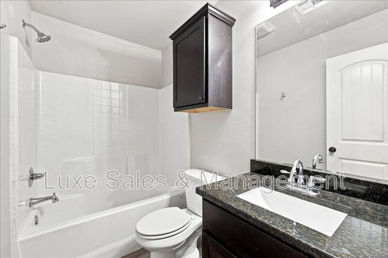 Edmond House: 404 Chalk Hill Ct