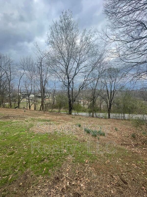 Swwetwater House: 1008 Old Highway 68