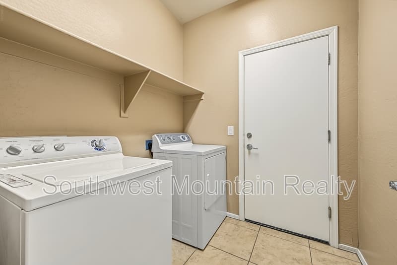 Florence House: 2346 N Monticello Dr