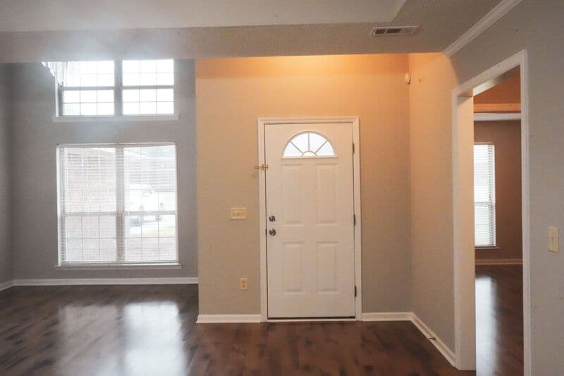 Midway House: 438 Edgewater Dr