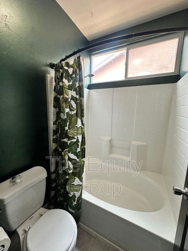 Farmersville House: 421 W. Trinta St