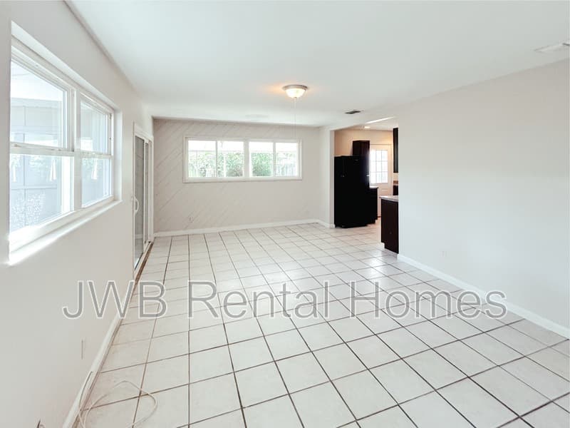 Jacksonville House: 7742 Kershaw Dr S