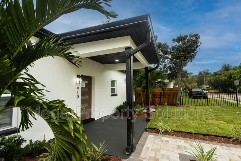 Tampa House: 910 East Osborne Avenue