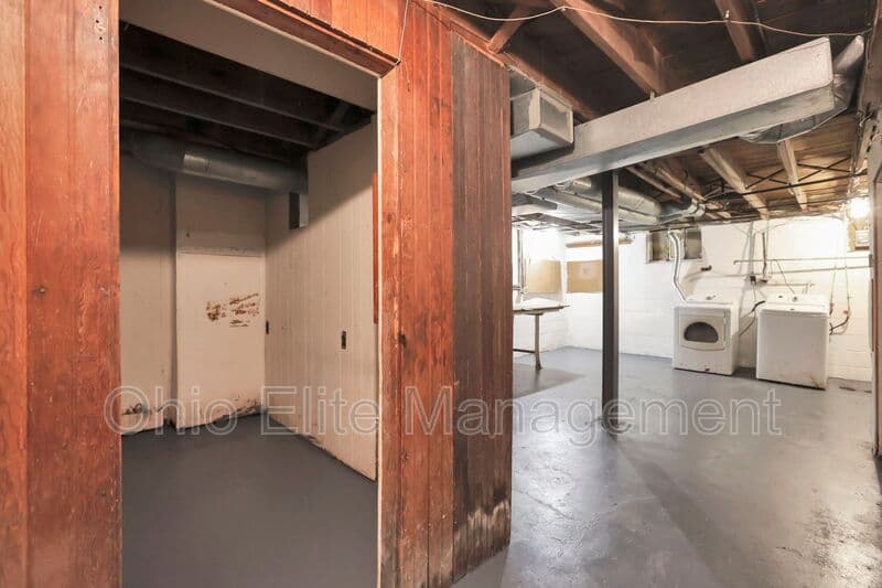 Columbus House: 53 S Burgess Ave