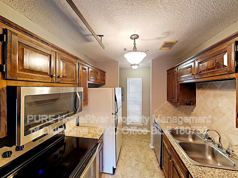 Edmond Condo: 1821 Hunters Ridge Rd