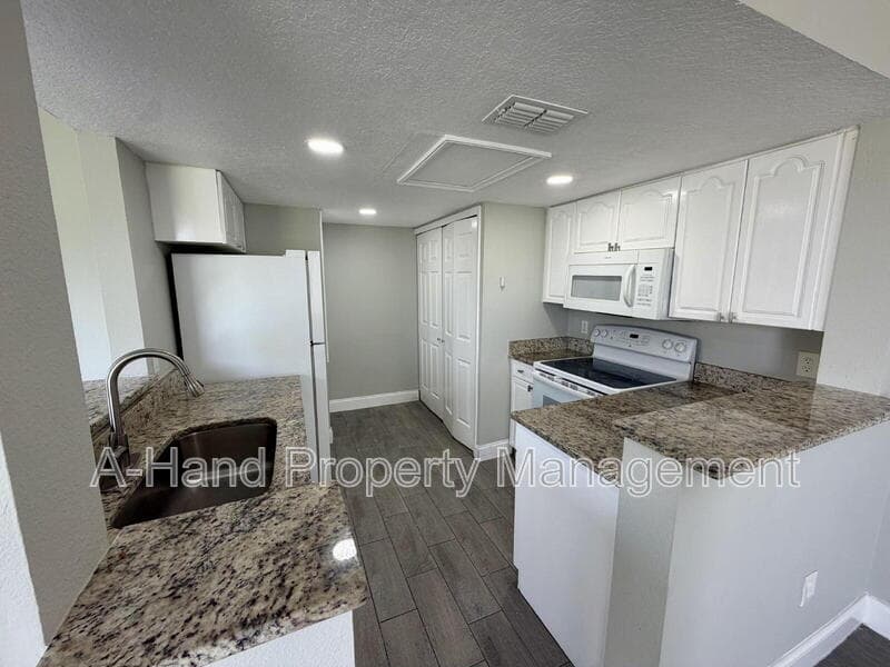Davenport Condo: 1334 Washington Palm Loop