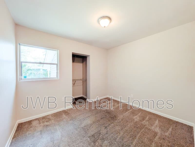 Jacksonville House: 3923 Leonard Cir W