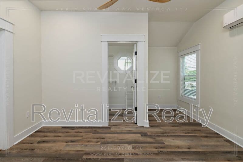 Mobile House: 80 Hathaway Rd N